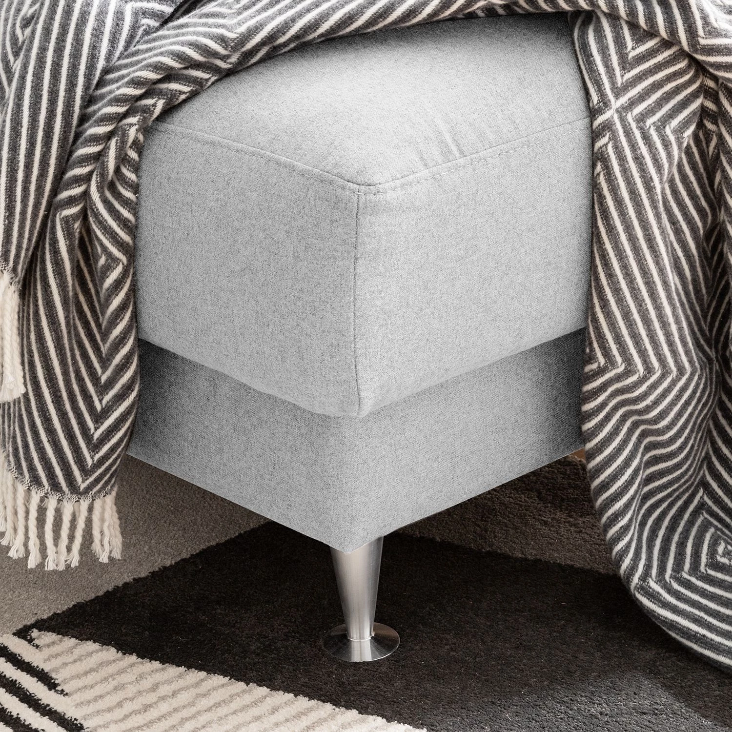 Fredriks Canapé panoramique Arietta - Gris platine - Méridienne courte à gauche / longue à droite (vue de face) 19 Fredriks Canapé panoramique Arietta - Gris platine - Méridienne courte à gauche / longue à droite (vue de face) – Image 19