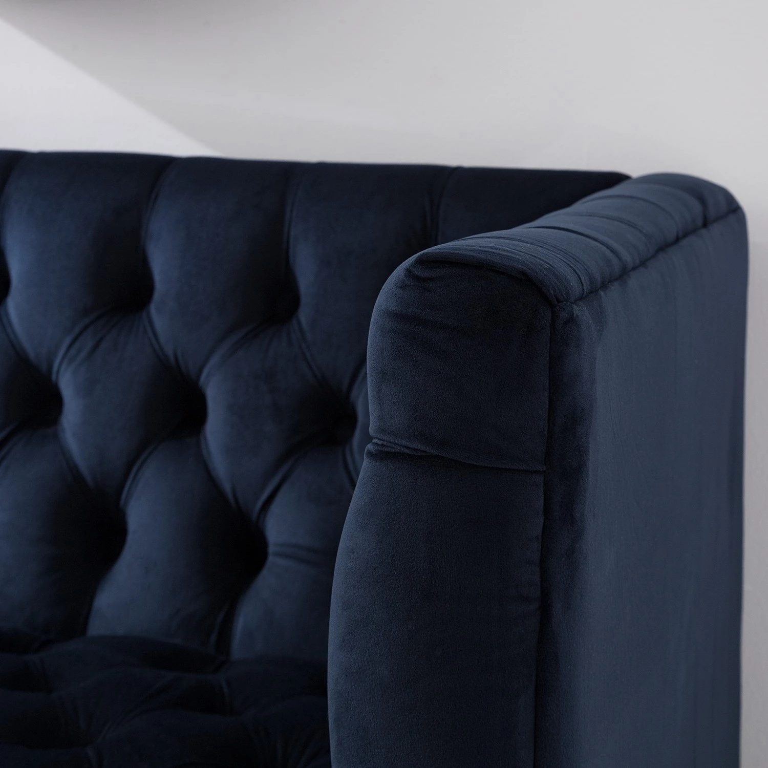 Jack & Alice Canapé Reynella II (3 places) - Velours - Bleu marine 14 Jack & Alice Canapé Reynella II (3 places) - Velours - Bleu marine – Image 14