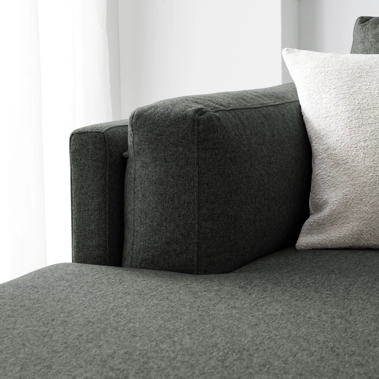 Studio Copenhagen Canapé d’angle COSO Classic+ méridienne - Tissu Inze: Gris foncé - Largeur : 287 cm - Méridienne courte à gauche (vue de face) - Chrome brillant 11 Studio Copenhagen Canapé d’angle COSO Classic+ méridienne - Tissu Inze: Gris foncé - Largeur : 287 cm - Méridienne courte à gauche (vue de face) - Chrome brillant – Image 11