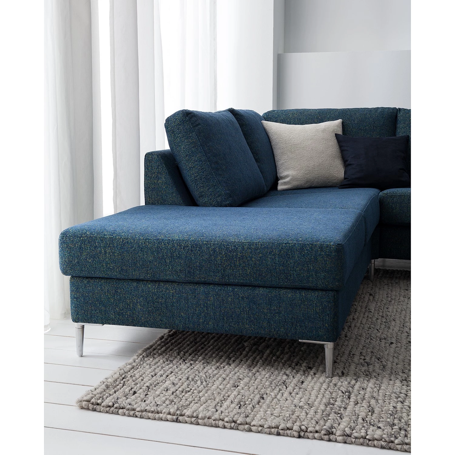 Studio Copenhagen Canapé panoramique COSO Classic+ - Tissu Chenille Rufi: Bleu - Méridienne courte à droite / longue à gauche (vue de face) - Coffre de lit - Chrome brillant 15 Studio Copenhagen Canapé panoramique COSO Classic+ - Tissu Chenille Rufi: Bleu - Méridienne courte à droite / longue à gauche (vue de face) - Coffre de lit - Chrome brillant – Image 15