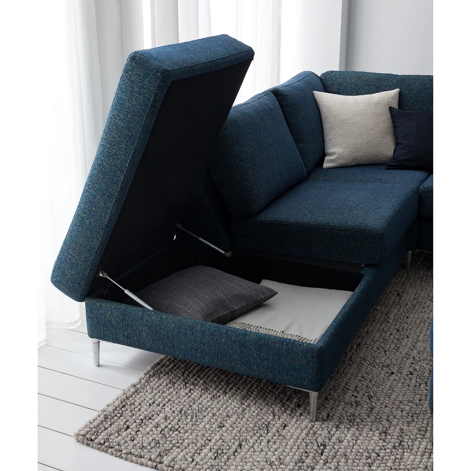 Studio Copenhagen Canapé panoramique COSO Classic+ - Tissu Chenille Rufi: Bleu - Méridienne courte à droite / longue à gauche (vue de face) - Coffre de lit - Chrome brillant 13 Studio Copenhagen Canapé panoramique COSO Classic+ - Tissu Chenille Rufi: Bleu - Méridienne courte à droite / longue à gauche (vue de face) - Coffre de lit - Chrome brillant – Image 13