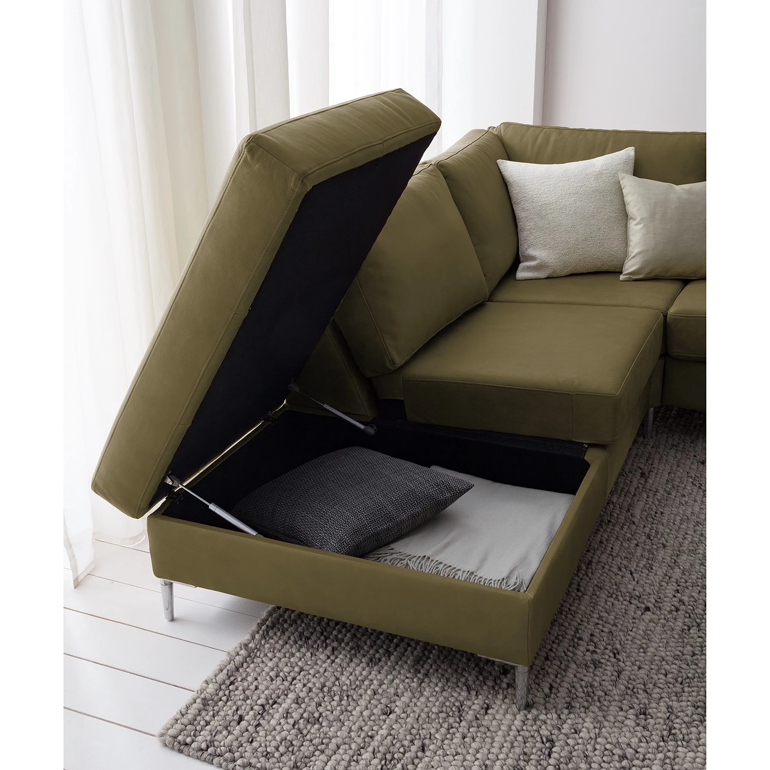 Studio Copenhagen Canapé panoramique COSO Classic+ - Cuir véritable Taru : Vert olive - Méridienne courte à droite / longue à gauche (vue de face) - Coffre de lit - Chrome brillant 14 Studio Copenhagen Canapé panoramique COSO Classic+ - Cuir véritable Taru : Vert olive - Méridienne courte à droite / longue à gauche (vue de face) - Coffre de lit - Chrome brillant – Image 14