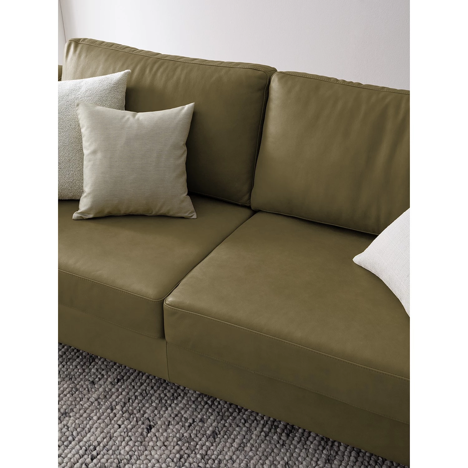 Studio Copenhagen Canapé panoramique COSO Classic+ - Cuir véritable Taru : Vert olive - Méridienne courte à droite / longue à gauche (vue de face) - Coffre de lit - Chrome brillant 12 Studio Copenhagen Canapé panoramique COSO Classic+ - Cuir véritable Taru : Vert olive - Méridienne courte à droite / longue à gauche (vue de face) - Coffre de lit - Chrome brillant – Image 12