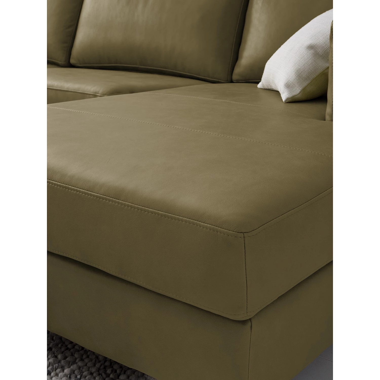 Studio Copenhagen Canapé panoramique COSO Classic+ - Cuir véritable Taru : Vert olive - Méridienne courte à droite / longue à gauche (vue de face) - Coffre de lit - Chrome brillant 10 Studio Copenhagen Canapé panoramique COSO Classic+ - Cuir véritable Taru : Vert olive - Méridienne courte à droite / longue à gauche (vue de face) - Coffre de lit - Chrome brillant – Image 10