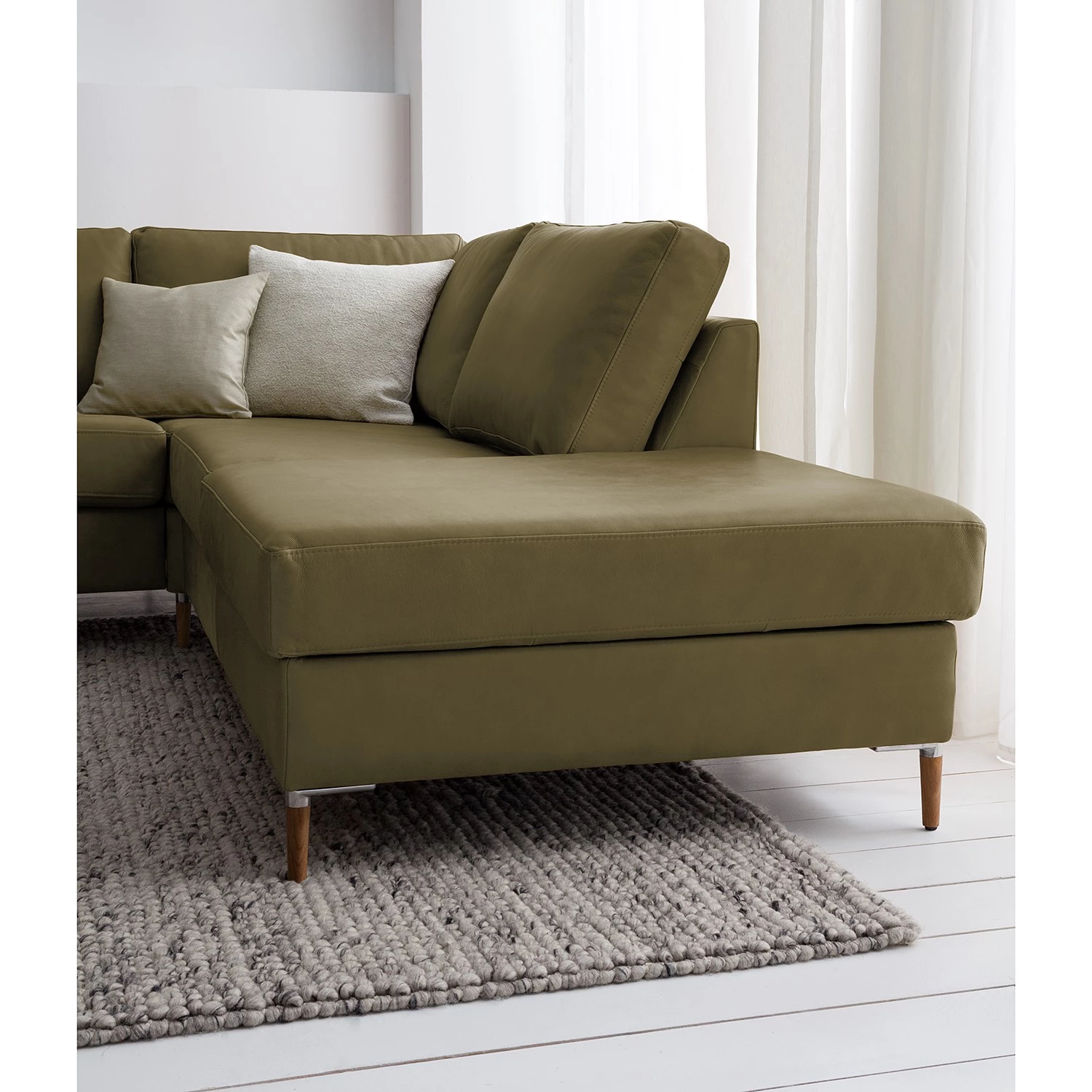 Studio Copenhagen Canapé d’angle COSO Classic+ ottomane - Cuir véritable Taru : Vert olive - Largeur : 311 cm - Méridienne longue à droite (vue de face) - Coffre de lit - Chêne foncé 10 Studio Copenhagen Canapé d’angle COSO Classic+ ottomane - Cuir véritable Taru : Vert olive - Largeur : 311 cm - Méridienne longue à droite (vue de face) - Coffre de lit - Chêne foncé – Image 10