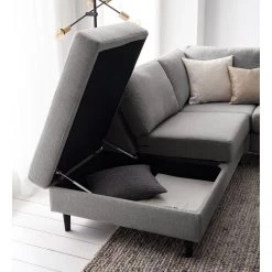 Studio Copenhagen Canapé d’angle COSO Classic ottomane - Tissu Milan : Gris clair - Largeur : 238 cm - Méridienne longue à gauche (vue de face) - Coffre de lit - Hêtre -Canapés Soldes Magasin 1000213058 201023 11041400153 DETAILS P000000001000213058