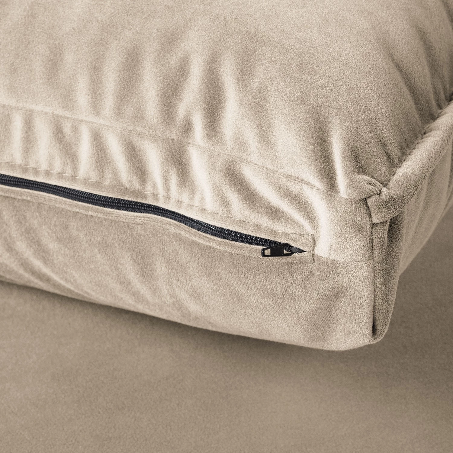 Studio Copenhagen Fauteuil Buckley I - Velours Shyla: Beige - Accoudoir monté à gauche (vu de face) 11 Studio Copenhagen Fauteuil Buckley I - Velours Shyla: Beige - Accoudoir monté à gauche (vu de face) – Image 11