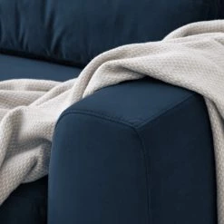 Studio Copenhagen Canapé Willows (3 places) - Velours Shyla: Bleu foncé 23 Studio Copenhagen Canapé Willows (3 places) - Velours Shyla: Bleu foncé -Canapés Soldes Magasin 1000216938 210119 16173400049 DETAILS P000000001000216938