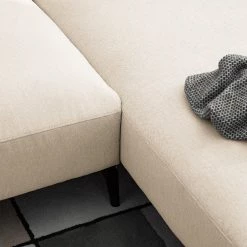 Studio Copenhagen Canapé d’angle Berrie I - Tissu Saia: Beige - Largeur : 266 cm - Méridienne courte à droite (vue de face) -Canapés Soldes Magasin 1000217440 210222 09071800160 DETAILS P000000001000217440