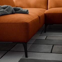 Studio Copenhagen Canapé d’angle Berrie II - Tissu Saia: Rouille - Largeur : 325 cm - Méridienne longue à gauche (vue de face) -Canapés Soldes Magasin 1000217504 210215 12145600059 DETAILS P000000001000217504