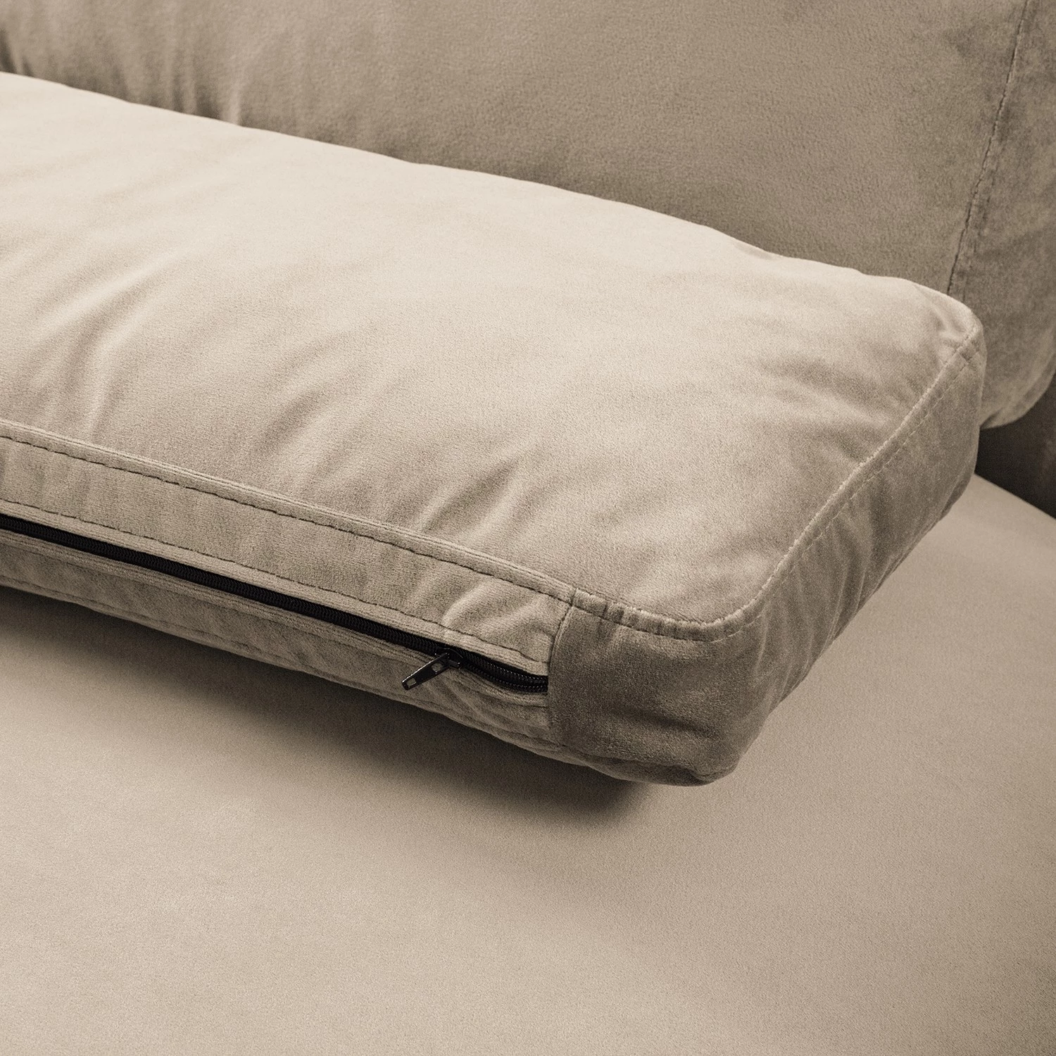 Studio Copenhagen Canapé d’angle Willows I - Velours Shyla: Beige - Méridienne longue à droite (vue de face) 9 Studio Copenhagen Canapé d’angle Willows I - Velours Shyla: Beige - Méridienne longue à droite (vue de face) – Image 9