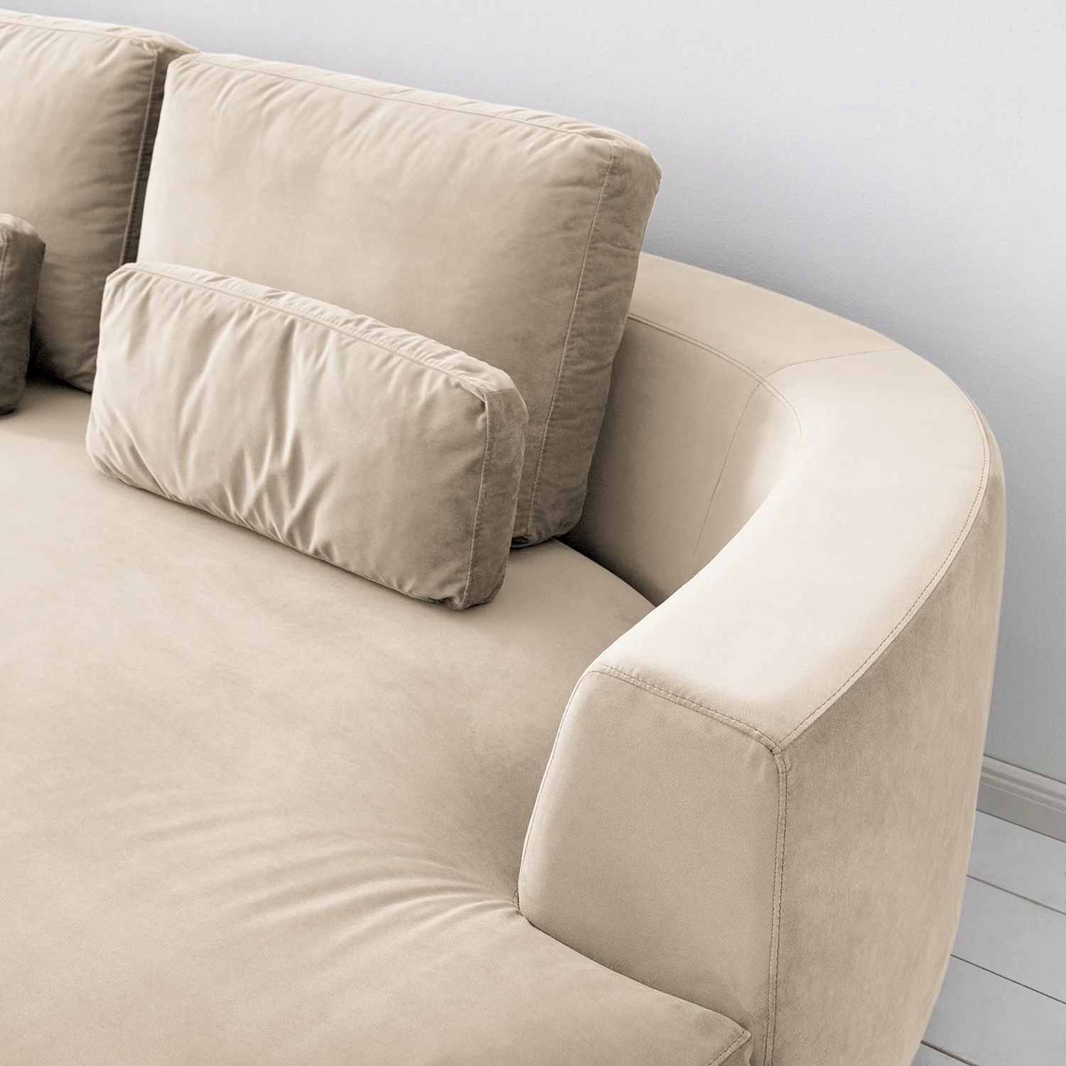 Studio Copenhagen Canapé d’angle Willows I - Velours Shyla: Beige - Méridienne longue à droite (vue de face) 12 Studio Copenhagen Canapé d’angle Willows I - Velours Shyla: Beige - Méridienne longue à droite (vue de face) – Image 12