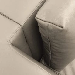 Studio Copenhagen Canapé d’angle Madison I - Cuir véritable Neka : Gris clair - Largeur : 319 cm - Méridienne longue à droite (vue de face) -Canapés Soldes Magasin 1000333897 220301 090 DETAILS P000000001000333897