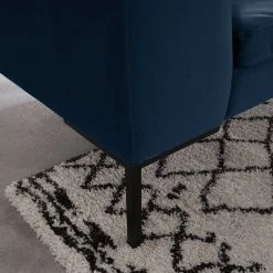 Studio Copenhagen Canapé d’angle Madison II - Velours Shyla: Bleu foncé - Angle à gauche (vu de face) -Canapés Soldes Magasin ecksofa madison ii samt 3 sitzer davorstehend links stoff shyla dunkelblau 5169472